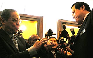 lim kit siang ong tee keat parliament pc 220609 03