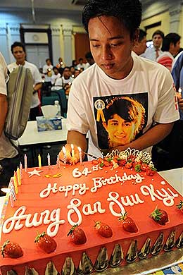 burma myanmar aung san suu kyi birthday malaysia 250609 02