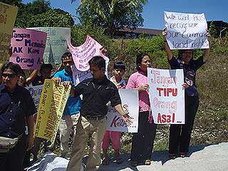 protest at berawan on ncr land scam sarawak long terawan 230609 03