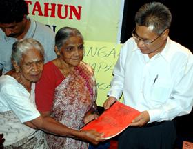 hindraf kampung buah pala protest at penang kamtar 300609 senior villagers handover memo to mansor