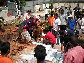 hindraf temple demolition veera muneswarar jln ampang 290609 03