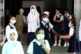 h1n1 flu malaysia school children students wearing mask 260609 06