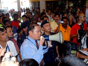hindraf kampung buah pala protest at penang kamtar 300609 ng weik aik told villagers to gather indoor