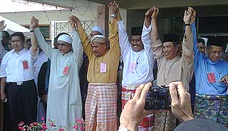 pas and bn candidate fauzi abdullah tuan aziz manek urai election nomination day 060709 02