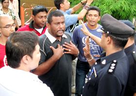 kg buah pala 020709 villagers deal with police