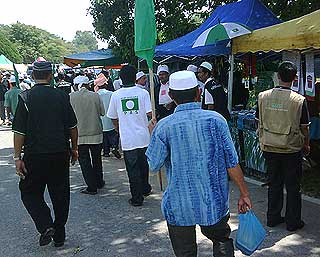 pas and bn candidate fauzi abdullah tuan aziz manek urai election nomination day 060709 04