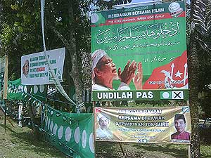 bn and pas election posters manek urai 050709 02