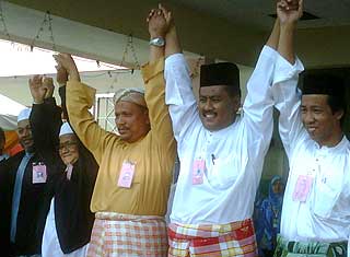 pas and bn candidate fauzi abdullah tuan aziz manek urai election nomination day 060709 01