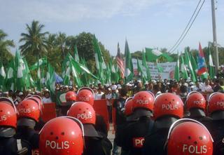 manek urai by-election nomination 060709 pas supporter with police