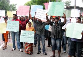 kg buah pala 020709 villagers protest 02