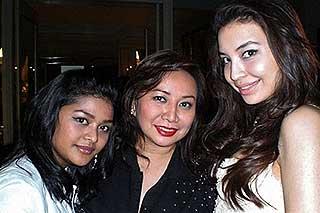 Daisy with daughters Manohara and Dewi