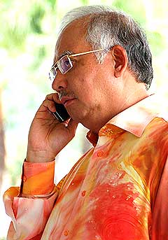 najib talking on a handphone 070709 02