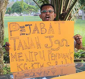 ktm village ipoh perak protest 060709 03
