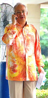 najib talking on a handphone 070709 03