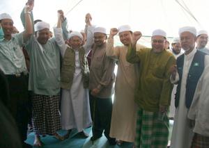 nasha nik aziz pas leaders holding hands