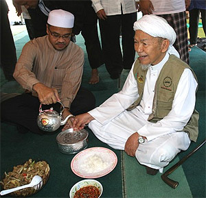 nasharuddin nik aziz manek urai 110709 eating