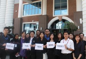 penang exco assistant submit petition to macc for teoh death 200709 in front macc