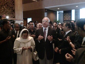 najib come back saudi arab reach klia 210709 02