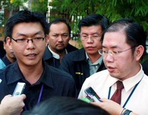 penang exco assistant submit petition to macc for teoh beng hock death 200709 from left teh lai heng, ng wei aik