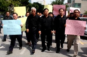teoh beng hock death macc protest 170709 dap leaders in black