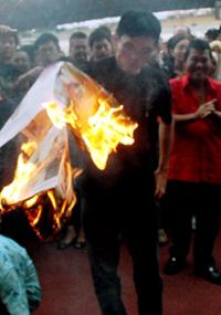 memorial of teo beng hock stadium kelana jaya 20090719 burn newspaper