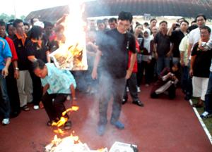 memorial of teo beng hock stadium kelana jaya 20090719 burn newspaper 02