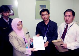 penang exco assistant submit petition to macc for teoh death 200709 01