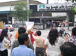 nuj utusan melayu picket 160904 protestor in front