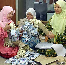 civil servants 090904