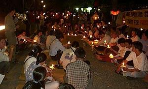 nanyang siang pau protest 170805 crowd with candles