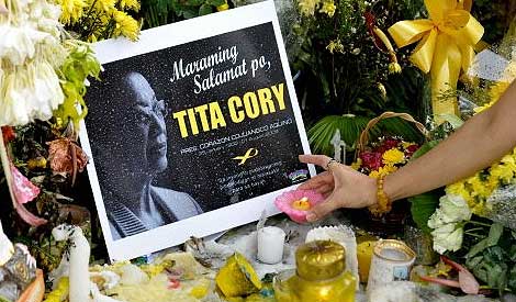 Former Philippine leader Corazon Aquino dies