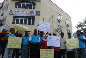 gobala and pkr supporters deman radzi resign 1