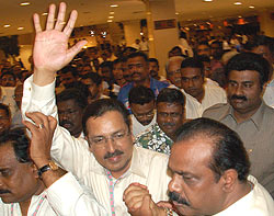 mic elections 120909 subra mobbed