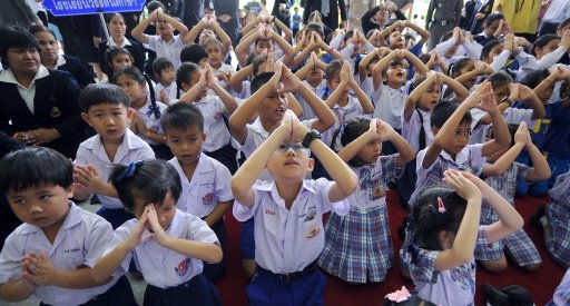 Thailand' school children revered King Bhumibol Adulyadej