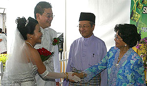 mahathir open house 260909 newlyweds