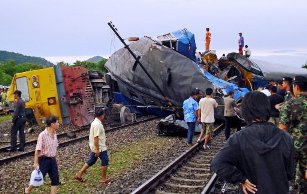 train crash in thailand 05102009