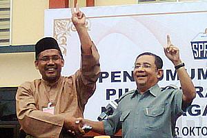 bagan pinang by-election nomination 031009 candidate shake hand frontimage
