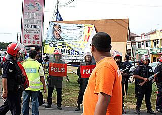 bagan pinang by-election 071009 fru help take down banner 05