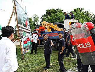 bagan pinang by-election 071009 fru help take down banner 03