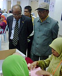 bagan pinang by-election ec preparing postal votes 071009 left standing deputy chief wan ahmad 02