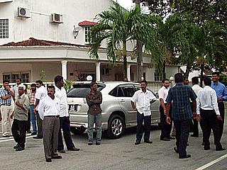protest at samy vellu house 071009 04