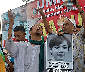bagan pinang by-election nomination 031009 pas supporter with teoh beng hock poster 03