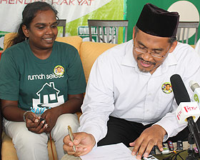 pas daily press conference bagan pinang 071009 zulkefly omar sign jerit