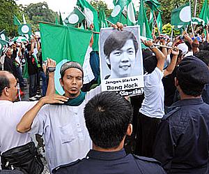 bagan pinang by-election nomination 031009 pas supporter with teoh beng hock poster 02