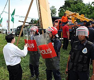 bagan pinang by-election 071009 fru help take down banner 07