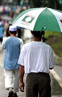bagan pinang by-election nomination 031009 pas supporters with umbrella