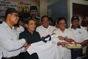 bagan pinang sharudin abdul hamid rejoin umno 091009 handover tshirt.jpg