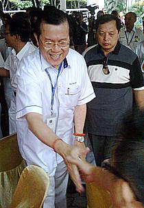 mca egm 101009 ong tee keat arriving 03