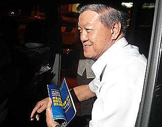 chua soi lek leaving dynasty hotel 091009