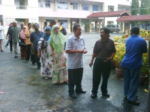 bagan pinang voters queue 10102009